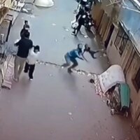 Hombre atrapa a niño en el aire antes de impactarse contra el suelo desde un tercer piso (VIDEO)