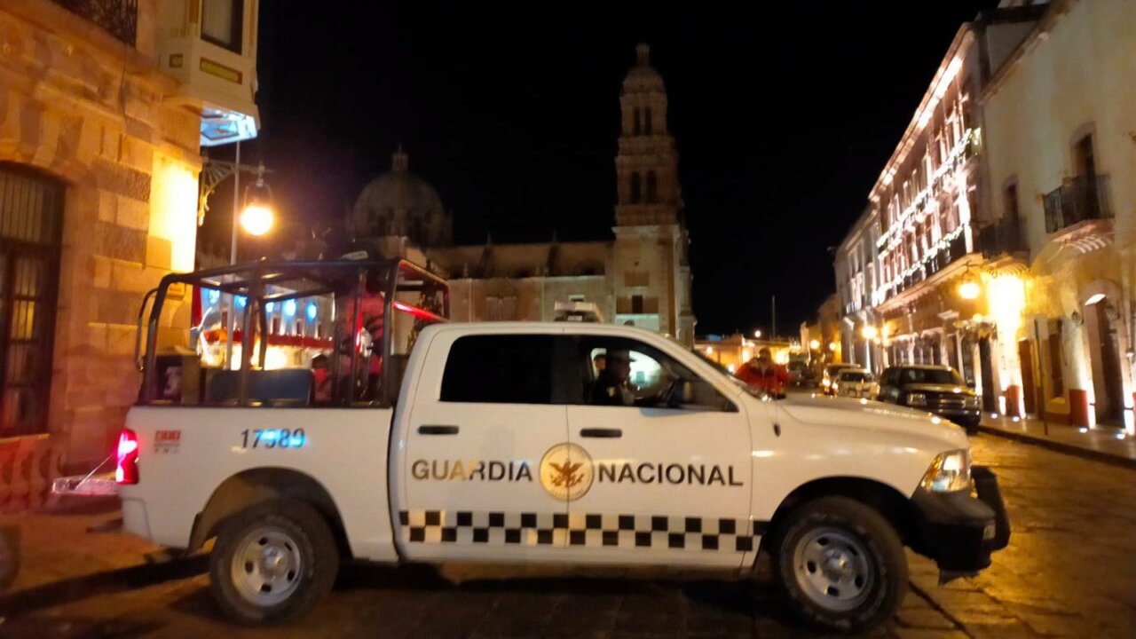 Abandonan camioneta con 10 cuerpos frente a Palacio de Gobierno en Zacatecas, foto de Paco Elizondo