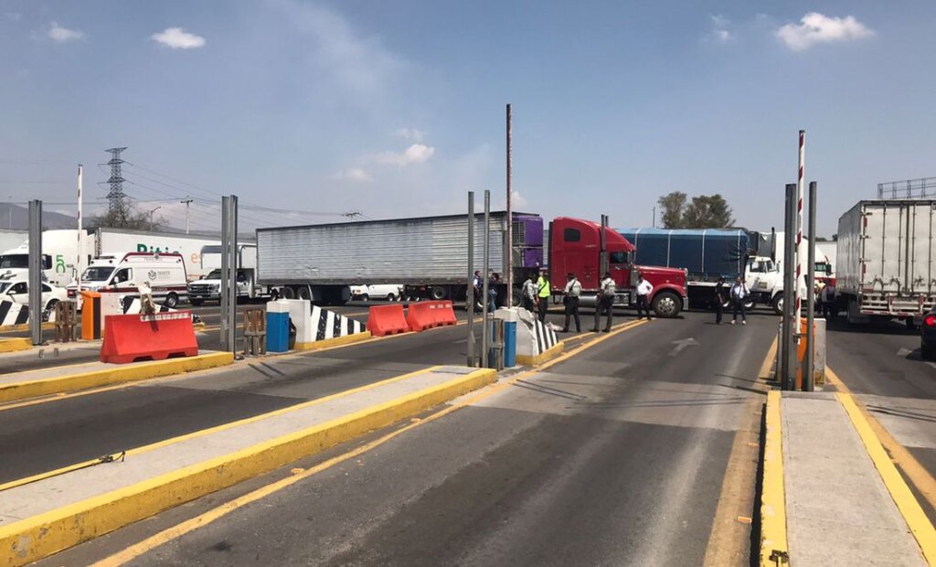 Transportistas bloquean carreteras; La Ciudad de México queda ...