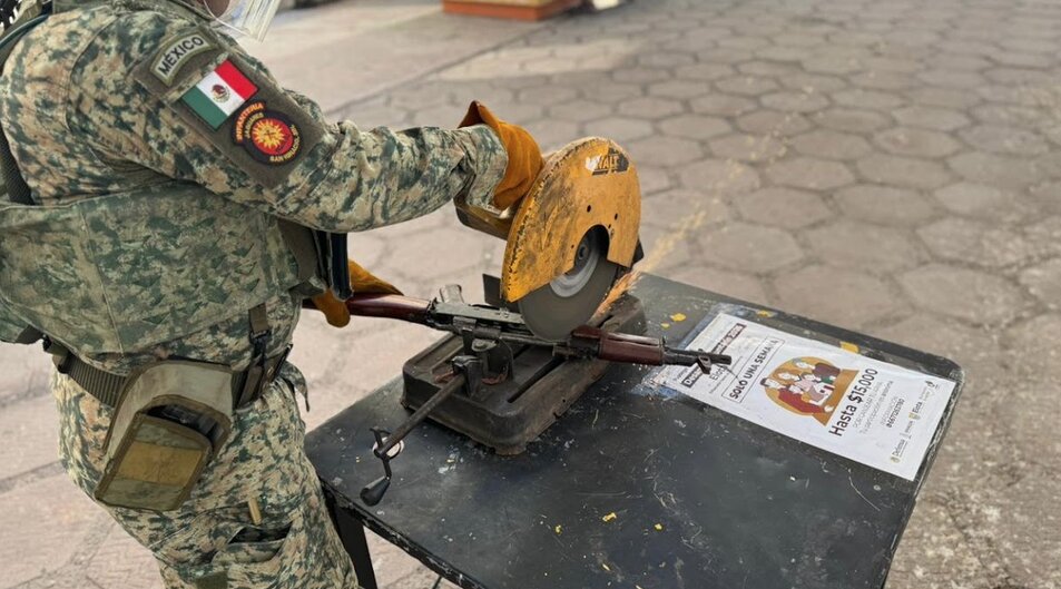 Armamento de alto poder entregado a través del Desarme Voluntario siendo destruido por elementos de la SEDENA Armamento de alto poder entregado a través del Desarme Voluntario siendo destruido por elementos de la SEDENA