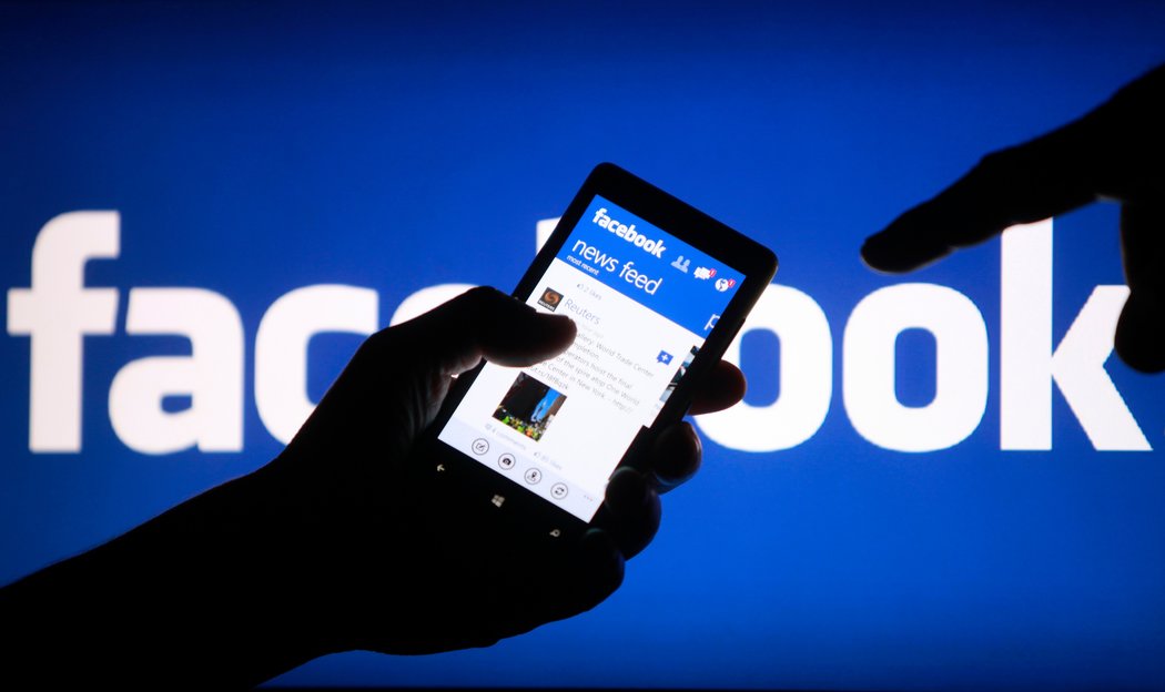 Facebook en controversia por anuncios políticos falsos