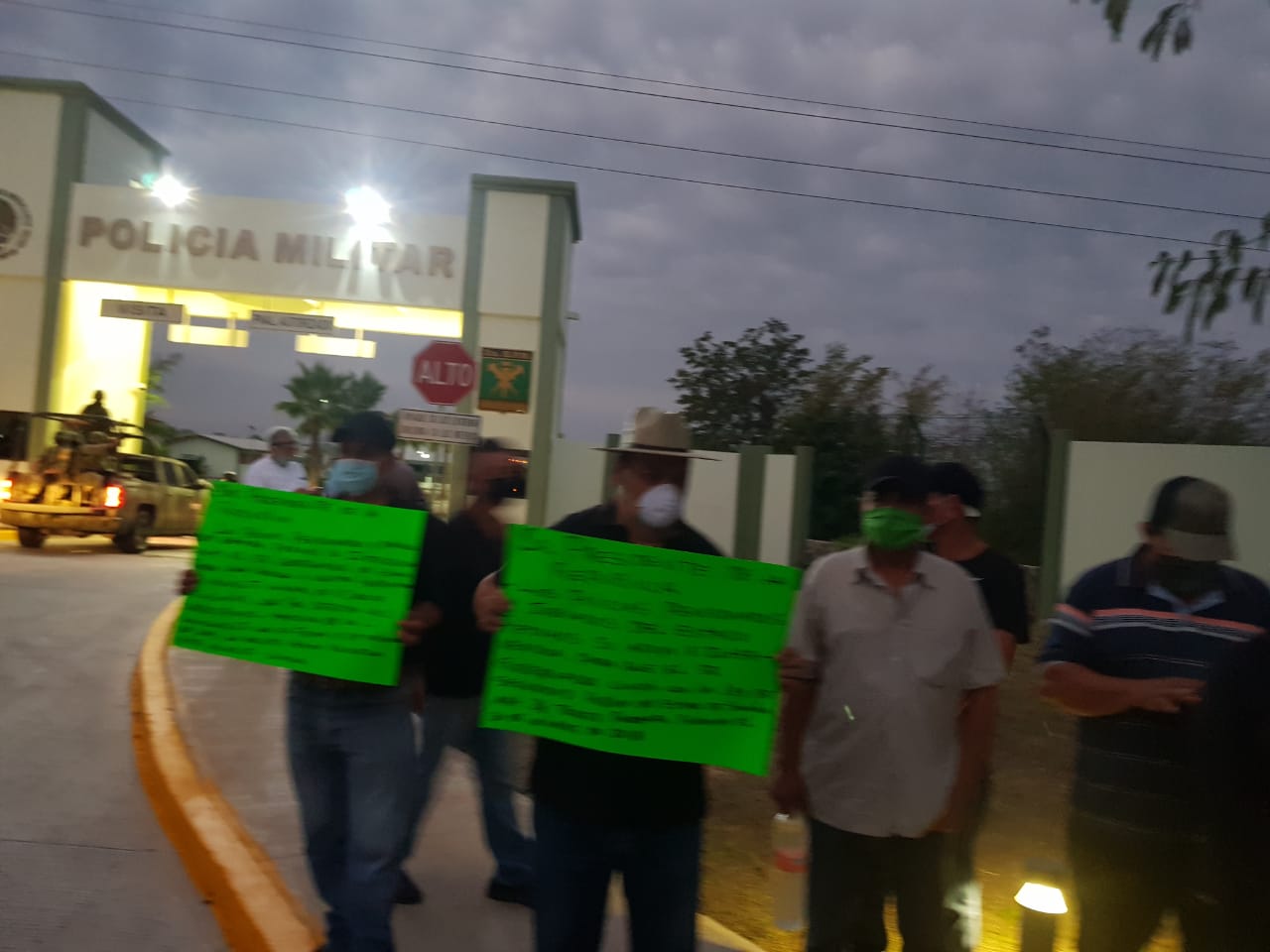 Se plantan médicos, expolicías y comerciantes en base militar para recibir a AMLO