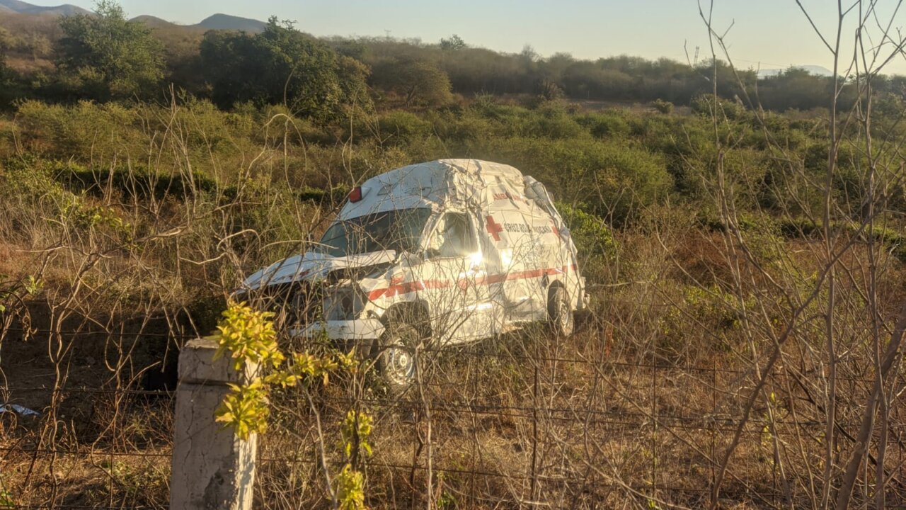 Se vuelca ambulancia en la México 15 cuando prestaba servicio; hay paramédicos heridos