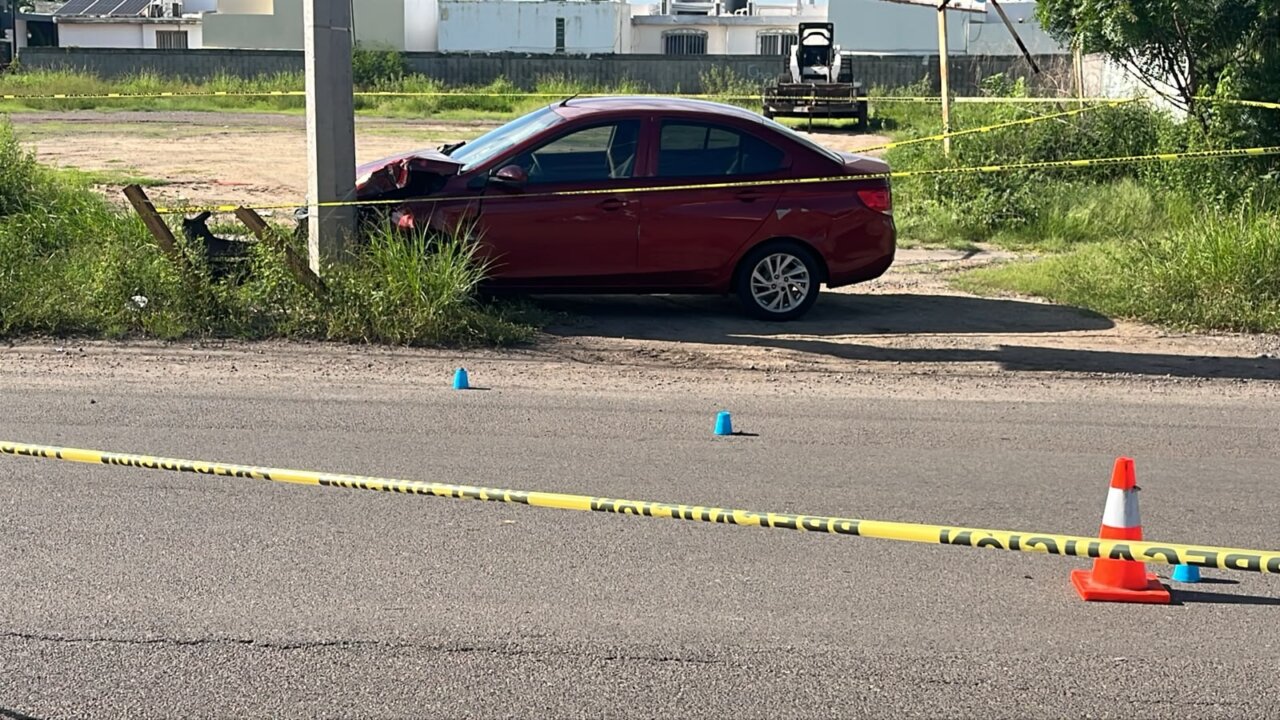 Tras persecución, localizan un auto con impactos de bala, en Culiacán