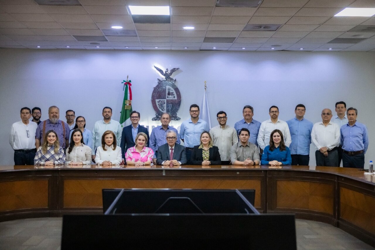 Tras incorporarse a sus funciones, Rocha se reúne con todo su gabinete