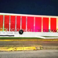 Dejan mensaje amenazante y corona fúnebre frente a Universidad de Culiacán