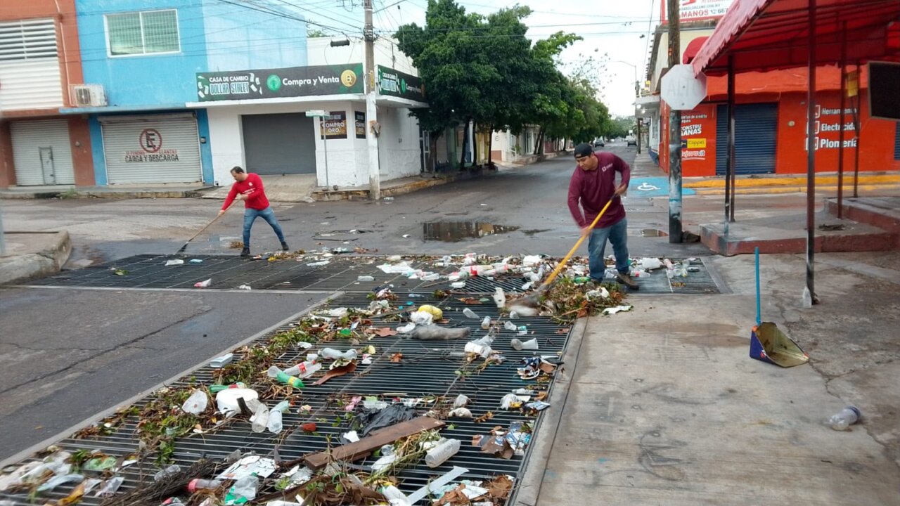 Lluvias en Culiacán arrastran más de 1.5 toneladas de basura hacia rejillas