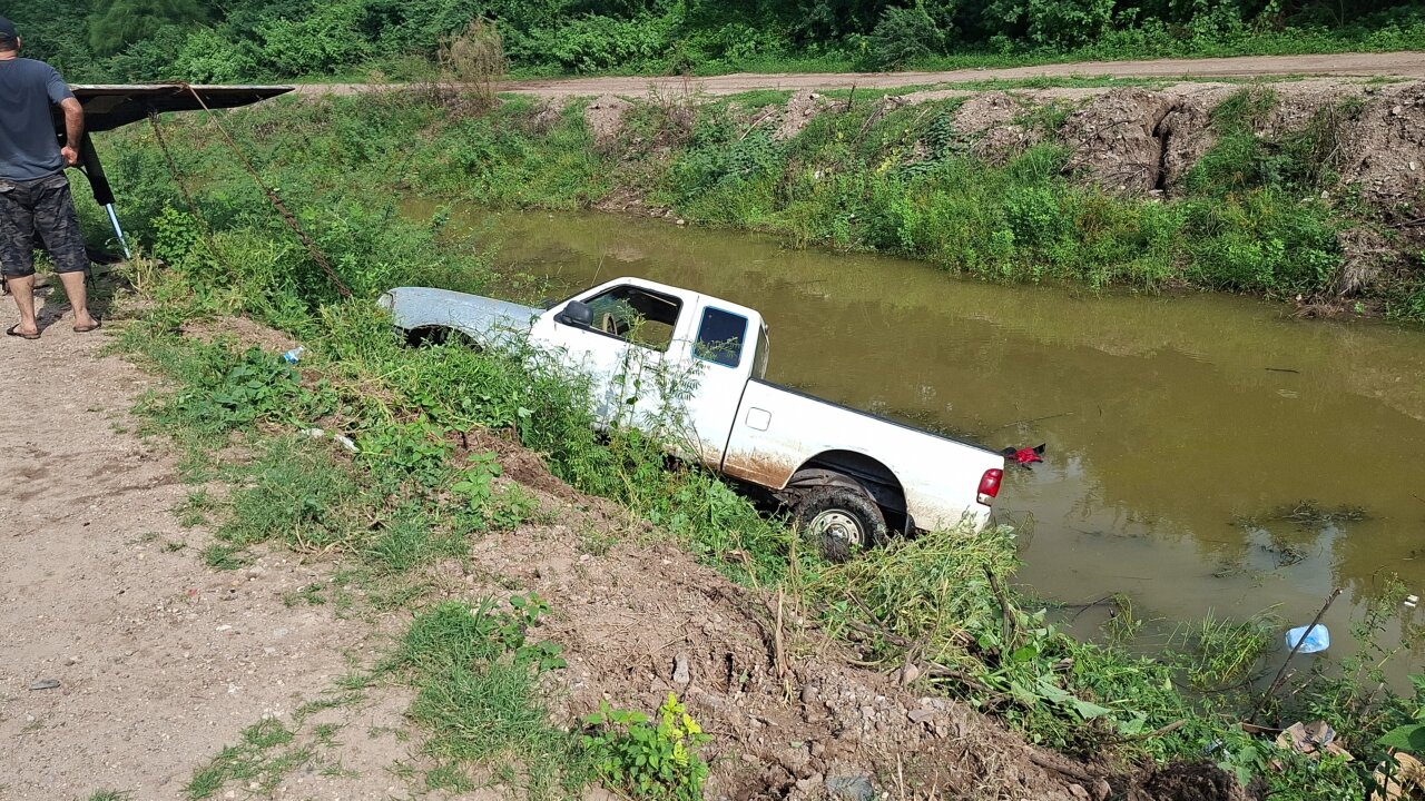 Dos hombres y una mujer resultan heridos al caer hacia un canal al sur de Culiacán