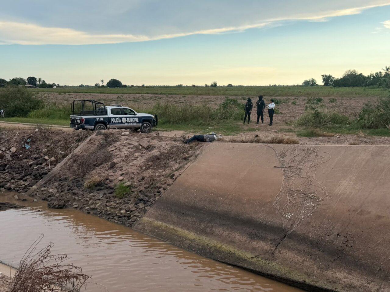 Muere al caer a aguas de un canal con todo y su moto; pasó en Navolato