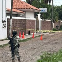 Hallan artefactos explosivos junto a céntrico salón de fiestas de Culiacán