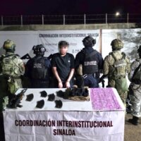 Tras persecución en Culiacán, detienen a joven con un fusil, droga y equipo táctico