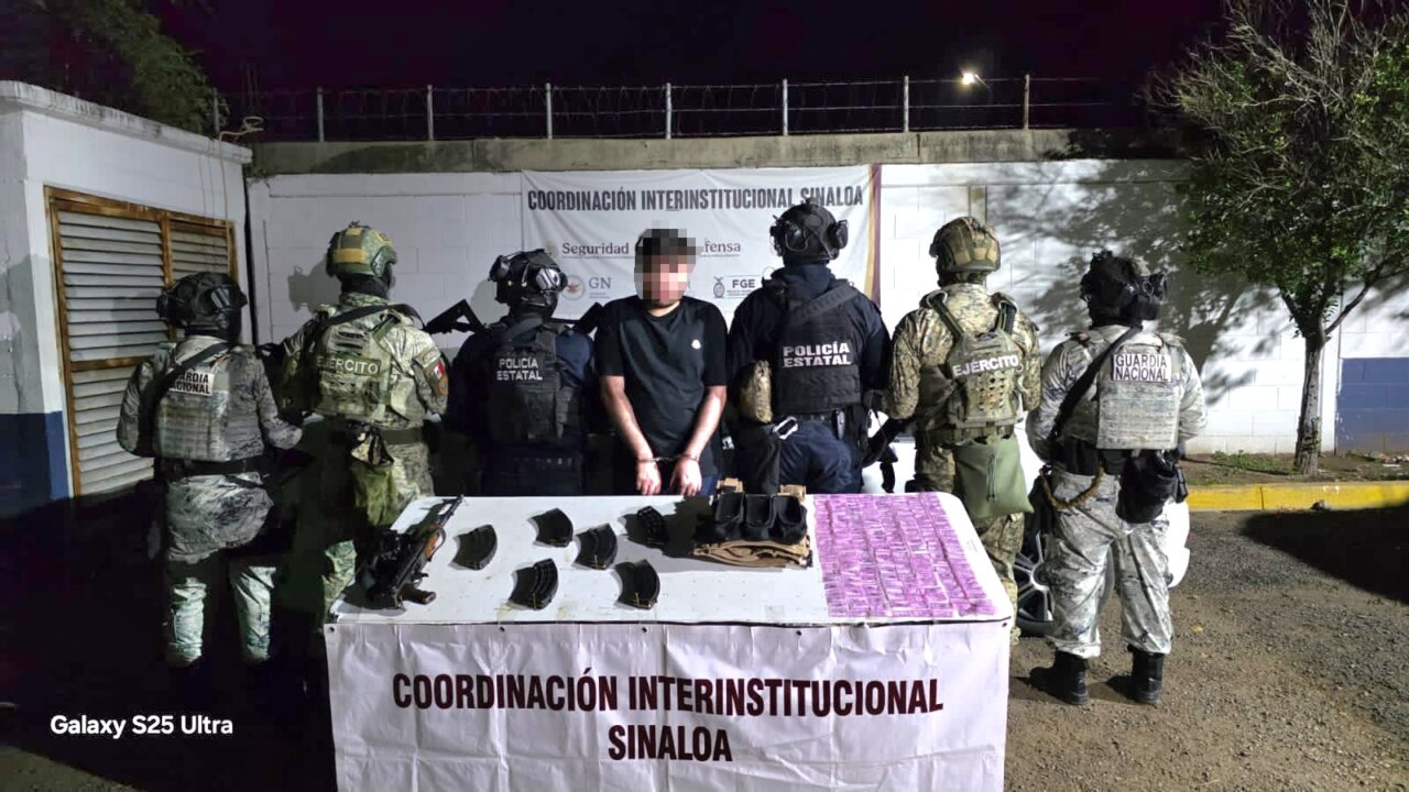 Tras persecución en Culiacán, detienen a joven con un fusil, droga y equipo táctico