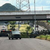 Dos sujetos son detenidos por militares tras una persecución y accidente en Culiacán