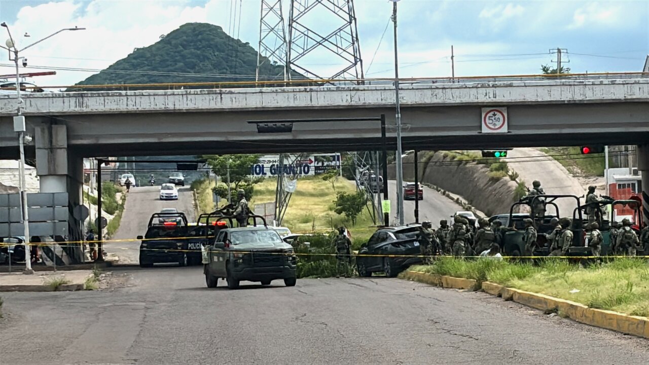 Dos sujetos son detenidos por militares tras una persecución y accidente en Culiacán
