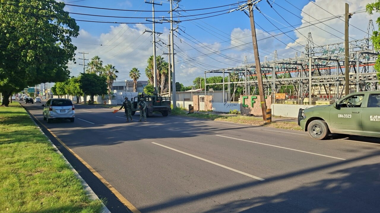 Abandonan a hombre asesinado con mensaje afuera de Termoeléctrica de CFE, en Culiacán