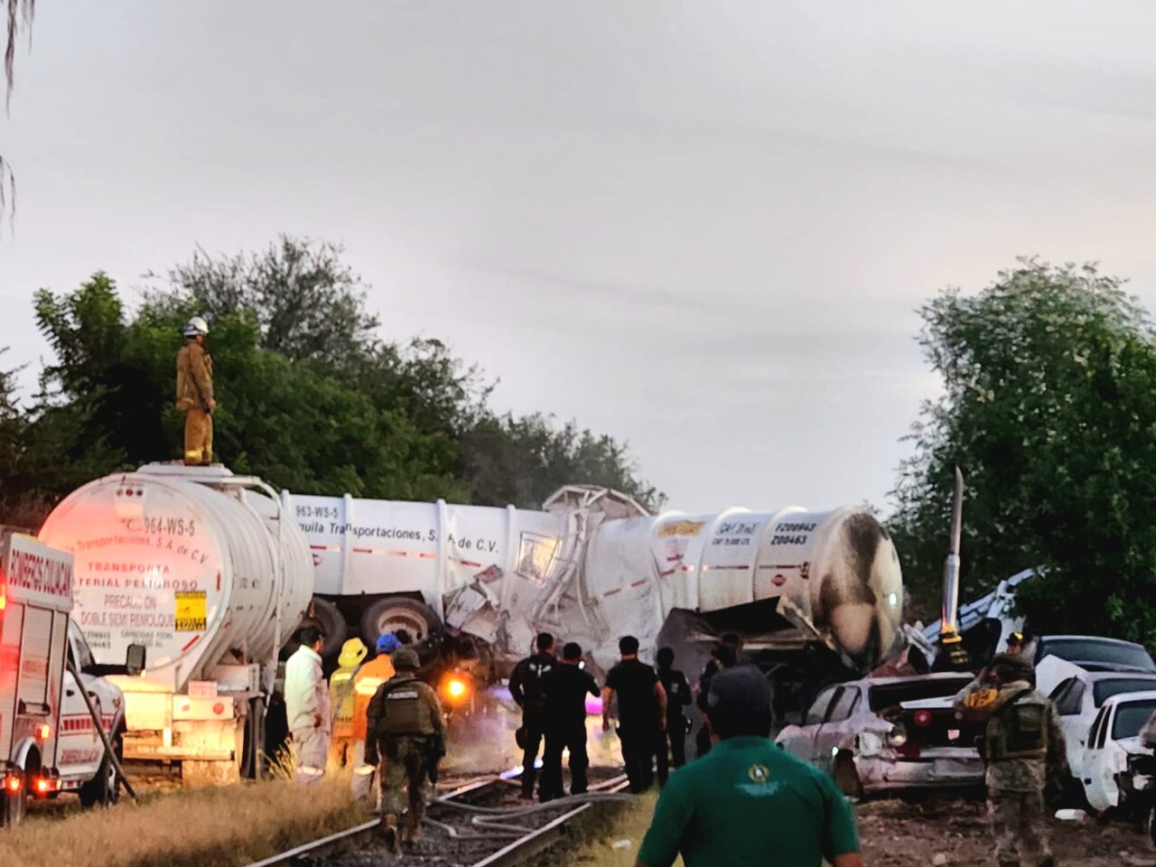 Tren embiste a toda velocidad una pipa que intentó ganarle el paso en Culiacán