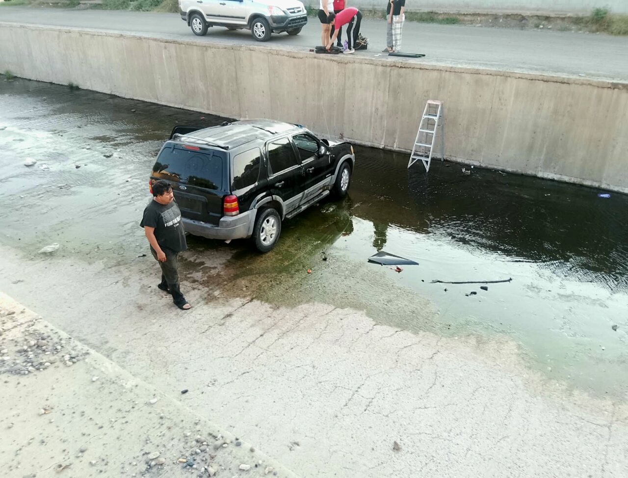 Conductor cae a canal pluvial tras evitar atropellar a un motoclista, en Culiacán