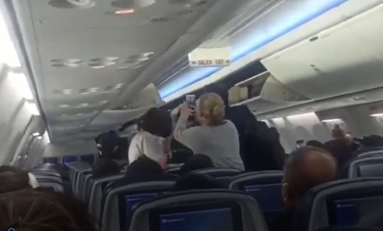 Insultos avión peje