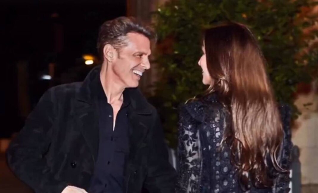 Luis Miguel Es Captado Por Primera Vez Con Su Novia La Pareja Posa Para La Revista Hola 