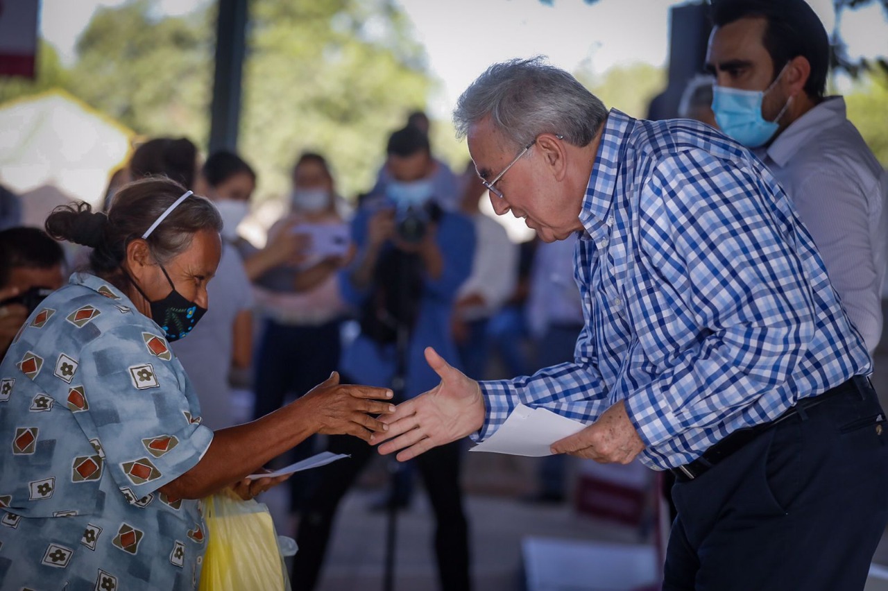 Gobernador Rocha entrega apoyos a damnificados por «Pamela» en Rosario