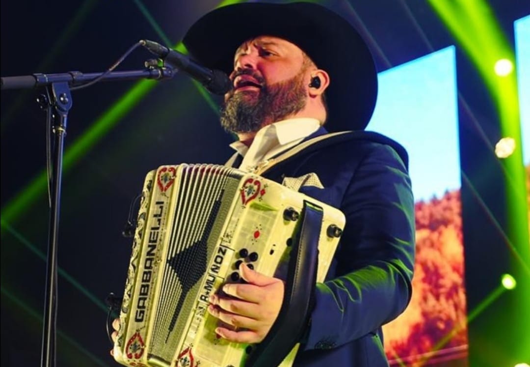 «Tengo mis palancas»: vocalista de Intocable al recibir vacuna contra Covid-19