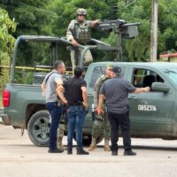 Militares capturan a 3 sujetos tras atacar a balazos a un motociclista en Los Mezcales, Culiacán