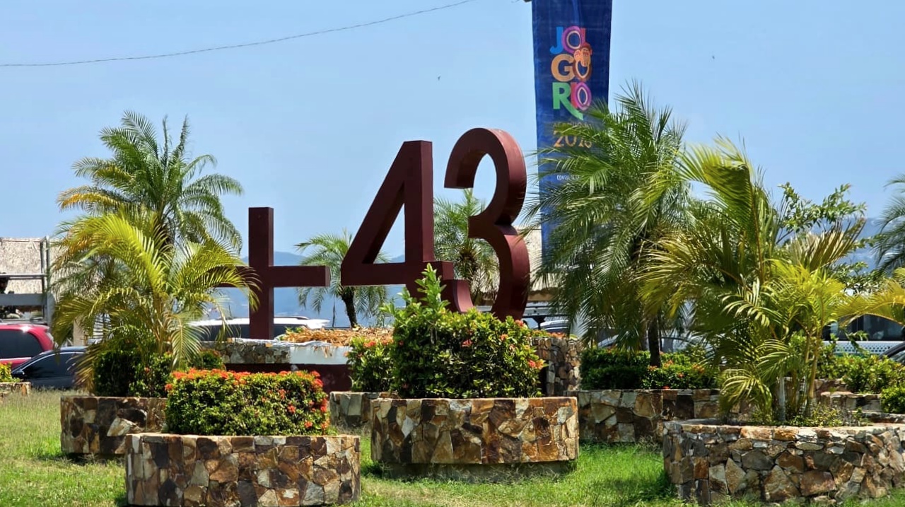 Monumento a los 43 desaparecidos en Acapulco, Guerrero. Foto: ReflectoresMx Monumento a los 43 desaparecidos en Acapulco, Guerrero. Foto: ReflectoresMx
