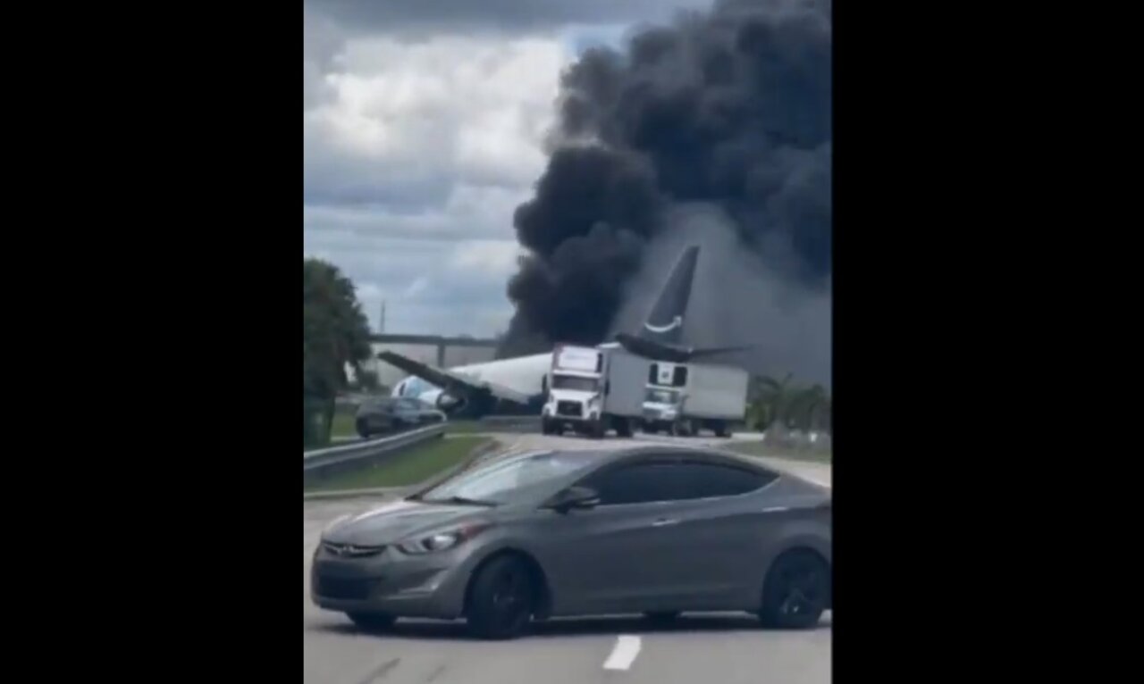 Avión de carga se accidenta en el aeropuerto de Miami; se prende en llamas (VIDEO)