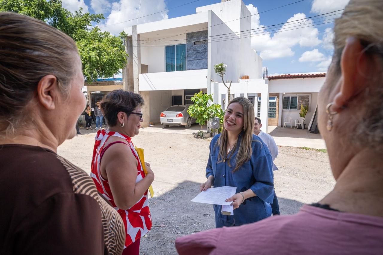 Miriam Ramos entrega nuevas escrituras a familias de Valle de Encino, en Culiacán