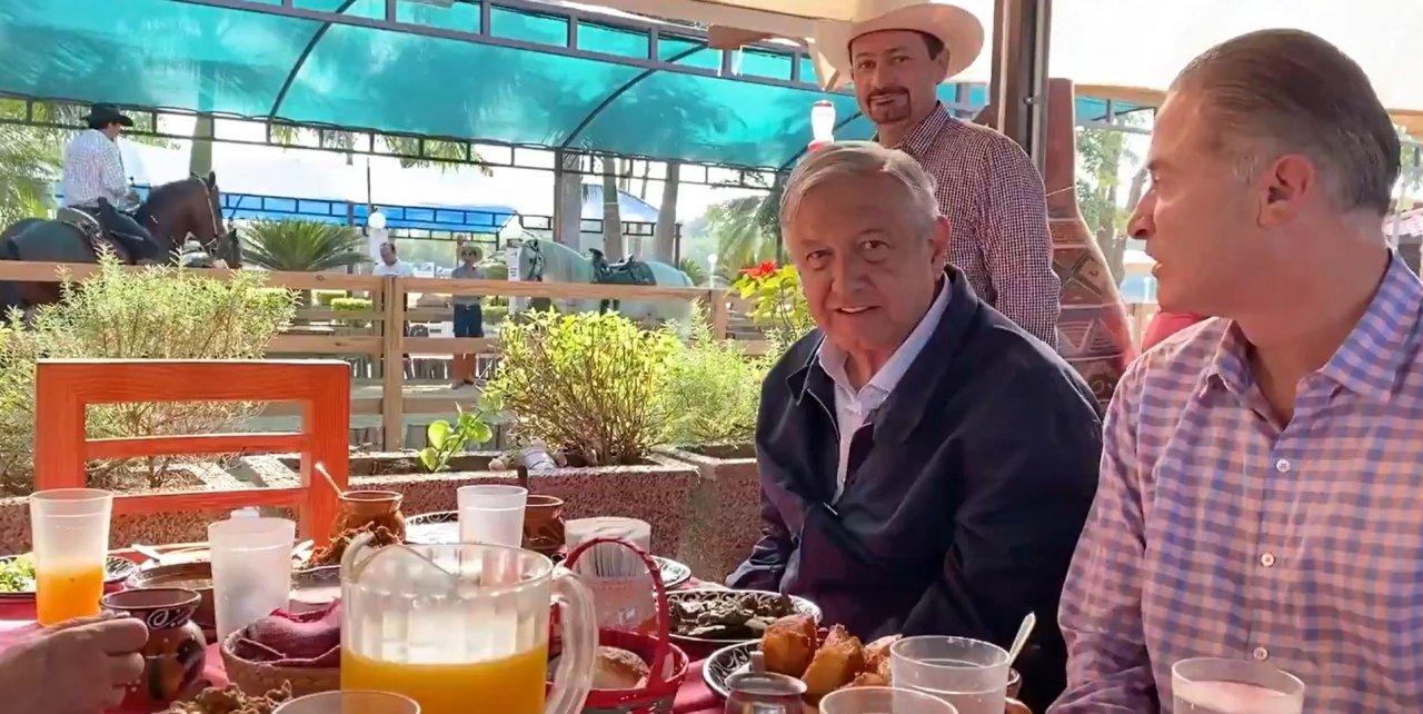 Pasa AMLO a desayunar en su paso por Culiacán - ReflectoresMX