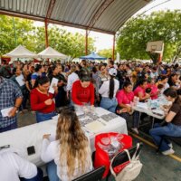 Gobierno entrega apoyos en beneficio de 450 familias afectadas por marejadas en Rosario
