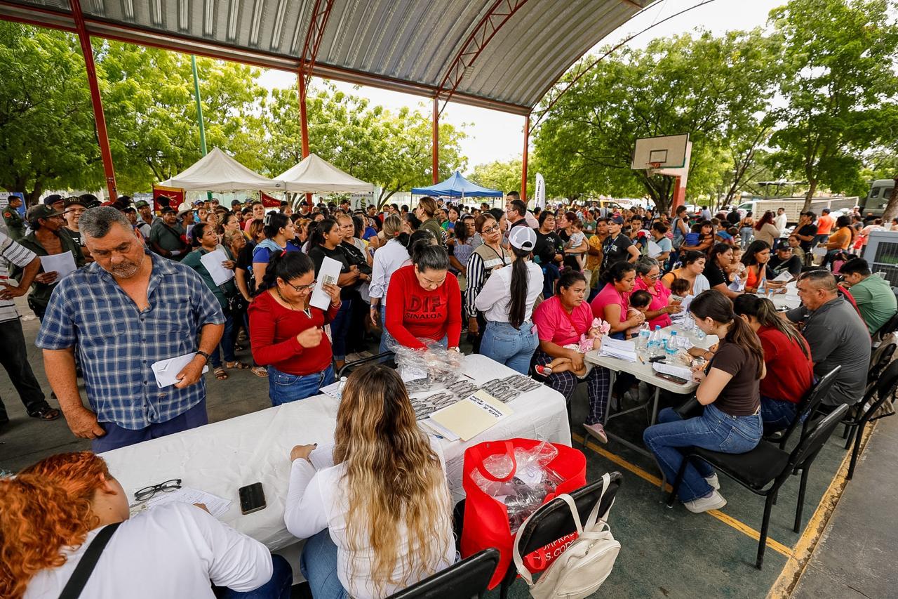 Gobierno entrega apoyos en beneficio de 450 familias afectadas por marejadas en Rosario