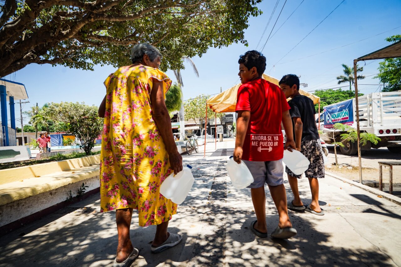 Llega la primera agua purificada donada por sociedad a Choix y Escuinapa