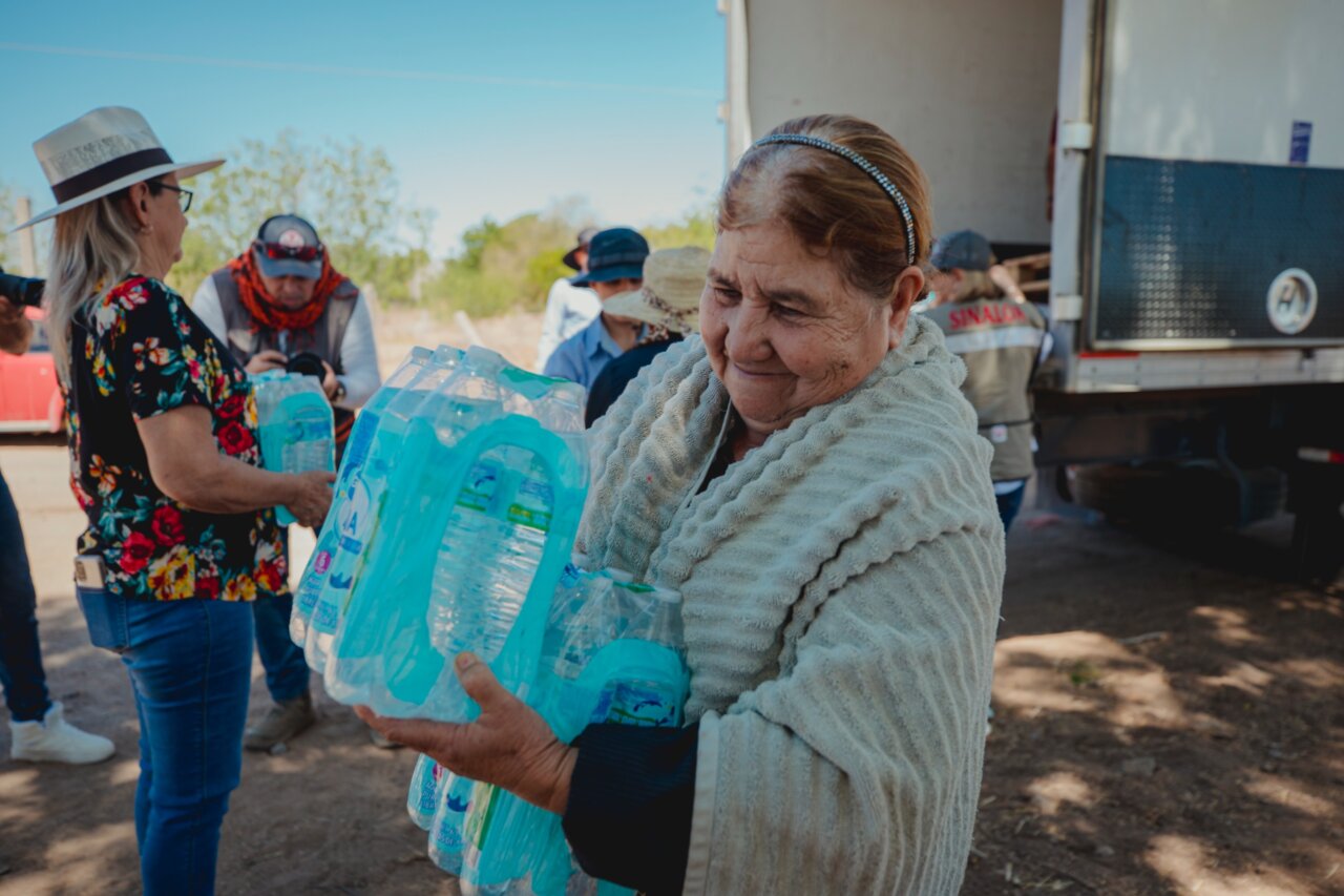 El DIF Sinaloa lleva agua embotellada del Aquatón a familias de Salvador Alvarado