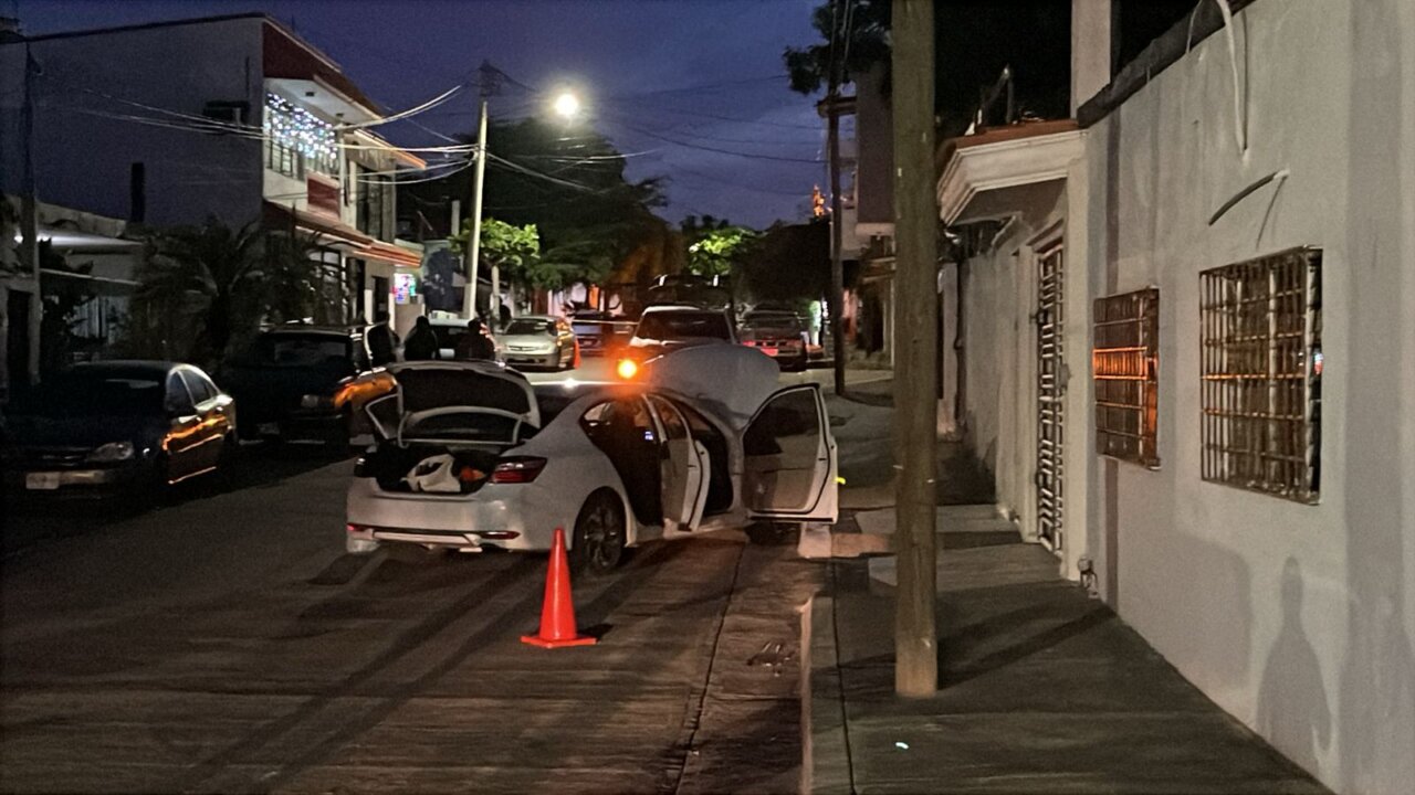 balacera cerca de hospital civil carro delincuentes.