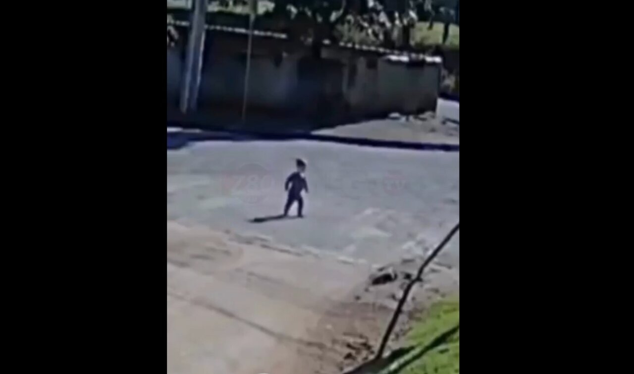 ¡Increíble! Bebé un año y seis meses escapa de guardería y llega hasta el trabajo de su mamá (VIDEO)