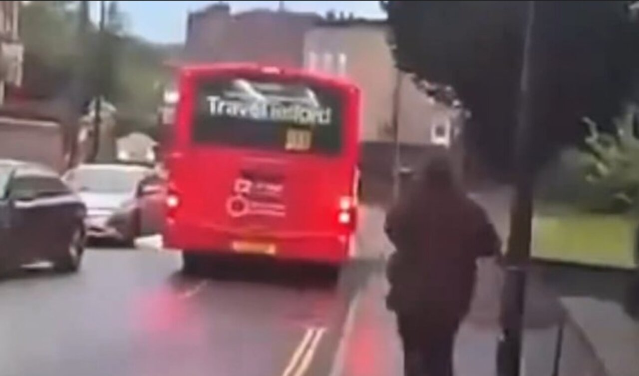 Roba autobús tras golpear al chofer y causa pánico al circular en sentido contrario (VIDEO)