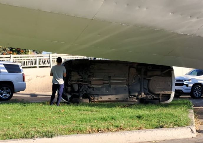 camion volcado acuatico