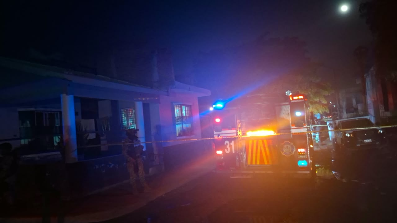 Atacan casa y queman un auto en la colonia Juntas del Humaya en Culiacán