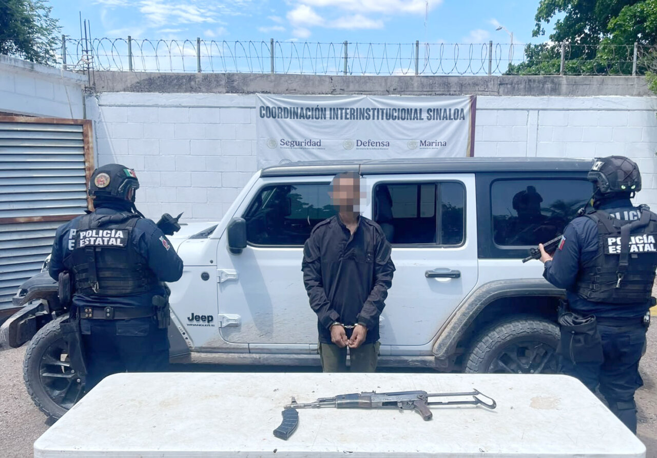 Detienen a sujeto que andaba en un Jeep Wrangler con un «cuerno de chivo» en calles de Navolato