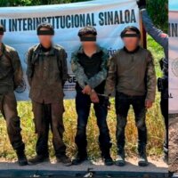 Durante operativos aéreos y terrestres en Sinaloa, detienen a ocho sujetos con fusiles y vehículos