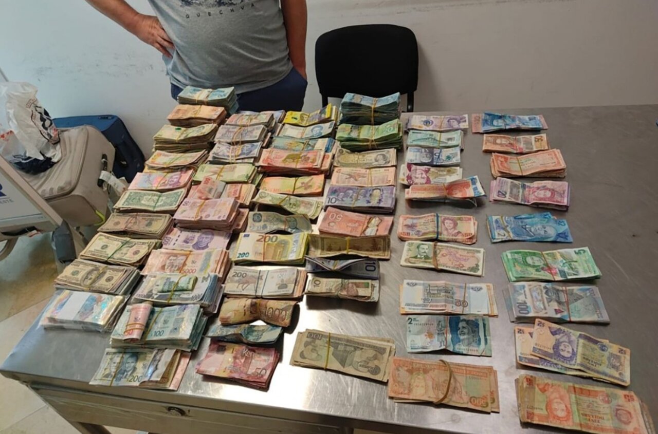 Aseguran maleta que traía divisas de varios países equivalente a casi 2 millones de pesos en Aeropuerto