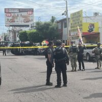 Persecución y balacera en el primer cuadro de Culiacán; hay dos detenidos y una camioneta Defender volcada