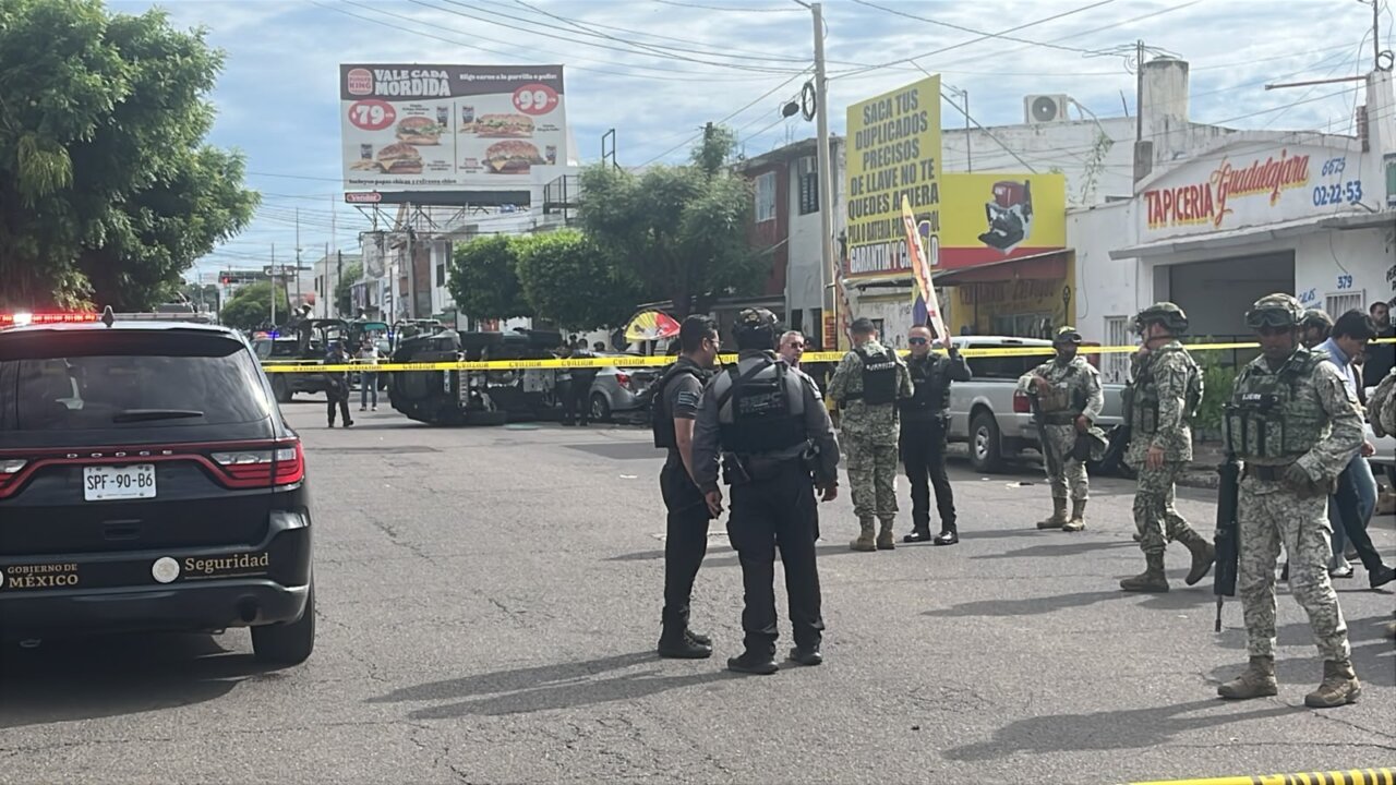 Persecución y balacera en el primer cuadro de Culiacán; hay dos detenidos y una camioneta Defender volcada