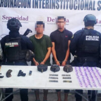 Policías capturan a dos con un ‘cuerno de chivo’ tras persecución en el puerto de Mazatlán