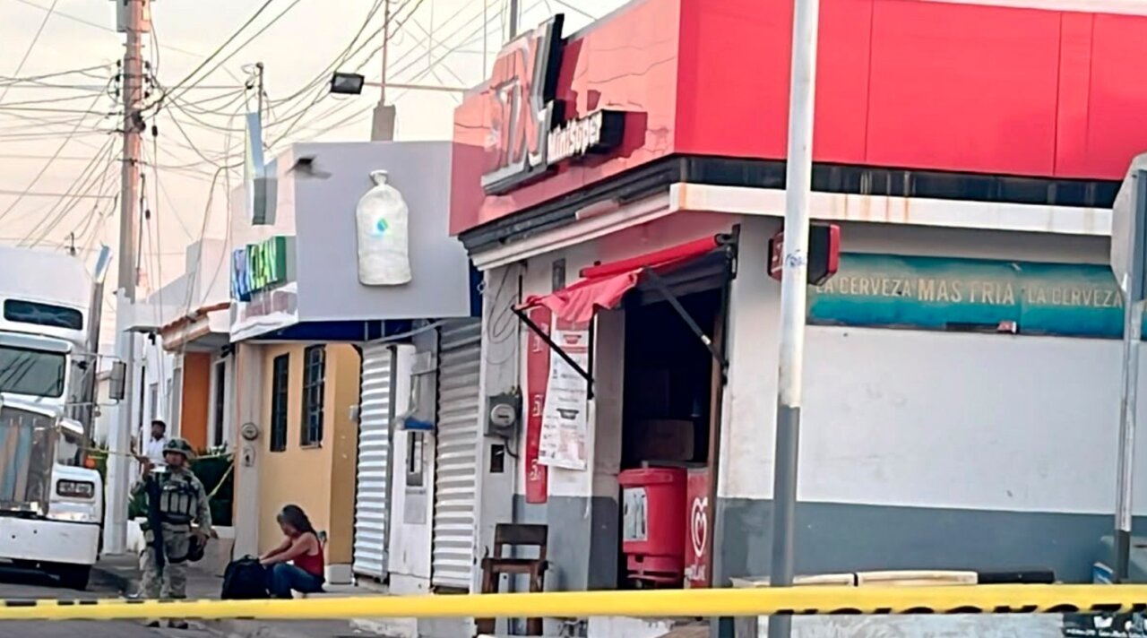 ¡Imparable! Dos hombres son asesinados a tiros dentro de un expendio de Barrancos, en Culiacán