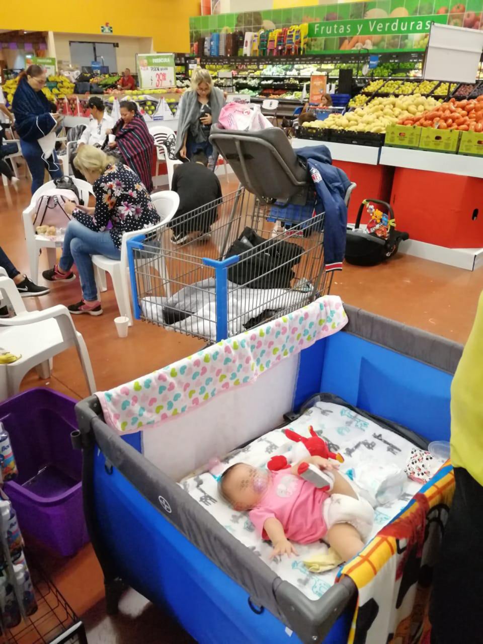 duermen en las tiendas enfrentamientos