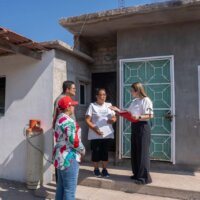 Entregan apoyos económicos a familias afectadas por el mar de fondo en la comunidad de Cospita