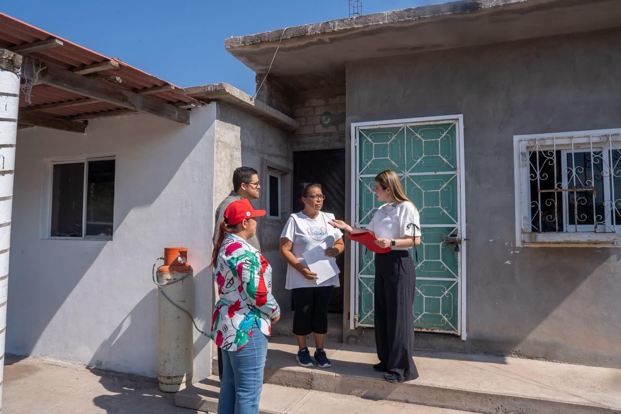 Entregan apoyos económicos a familias afectadas por el mar de fondo en la comunidad de Cospita