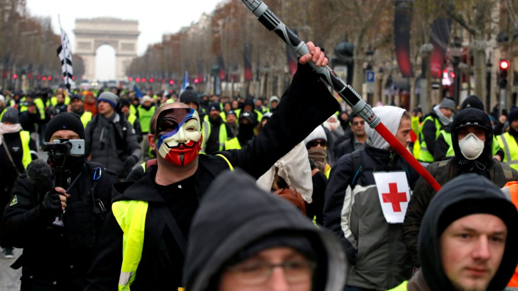 ‘Chalecos amarillos’ ocupan de nuevo las calles de París